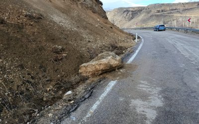 Darende–Elbistan Yolunda Heyelan Alarmı: Çatlaklar ve Çökmeler Endişe Yarattı