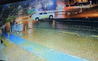 Trafiğin Ortasında Kuralları Hiçe Saydı: Kavşak Yerine Refüjü Tercih Etti