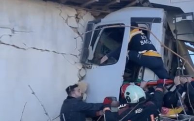 Freni Patlayan Kamyon Eve Girdi: Sürücü Yaralandı