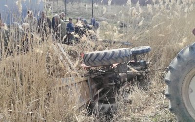 Yazıhan’da Traktör Kanala Devrildi: 2 Yaralı