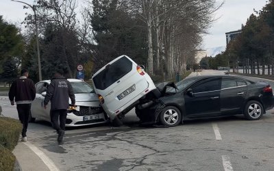 İnönü Üniversitesi Kampüsünde 3 Araçlı Kaza