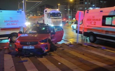Çöşnük Kavşağında İki Otomobil Çarpıştı: 3 Yaralı