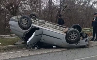 Ters Dönen Otomobildeki 3 Kişi Kazayı Yara Almadan Atlattı