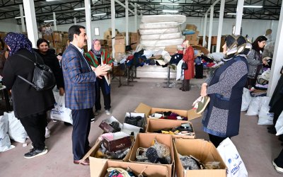 Başkan Taşkın Yardım Malzemeleri Tasnif Çalışmasına Eşlik Etti