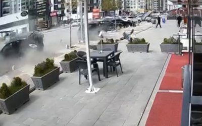 Karakavak’ta Otomobil Park Halindeki Araçlara Çarptı
