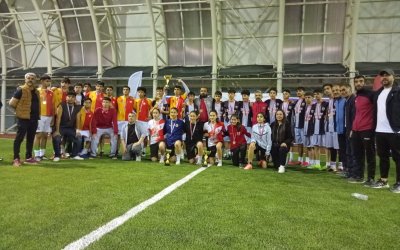 Galata Spor Turnuvada Hem Kızlar Hem Erkeklerle Mücadele Etti