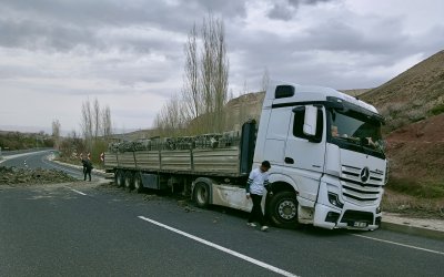 Sürücü Direksiyon Başında Uyuyakaldı, Tır Karşı Şeride Geçti
