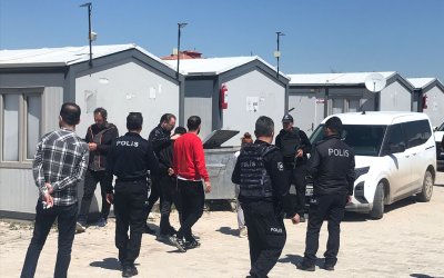 Konteynere Kendisini Kilitledi, Polis Alarma Geçti