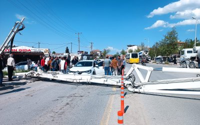 Battalgazi’de İnşaat Kazası: Beton Pompası Caddeye Devrildi