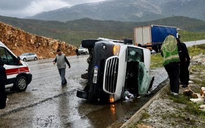 Doğanşehir’de Yolcu Minibüsü Yan Yattı: 12 Kişi Yaralandı