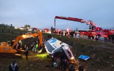 Otobüs Kazasında Yaralılar Hastanelere Kaldırılıyor