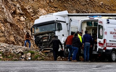 Tır Yoldan Çıktı: Sürücü Yaralandı