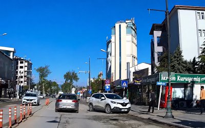 İnönü Caddesi’nde Kaza Kamerada: El Frenini Çekmeyince Araç Hareket Etti