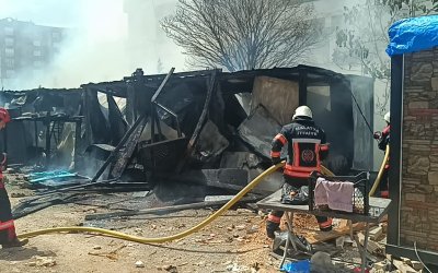 Bostanbaşı’nda Şantiye Yangını: 3 Konteyner Kullanılamaz Hale Geldi
