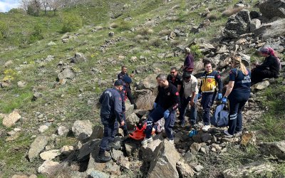 Pütürge’de Kayalıklarda Mahsur Kalan Yaşlı Kadın Kurtarıldı