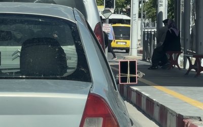 Kırılan Dikiz Aynasının Yerine Makyaj Aynası Taktı