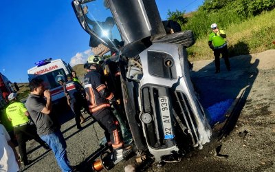 Kapıkaya Mevkiinde Hafif Ticari Araç Devrildi: 2 Yaralı