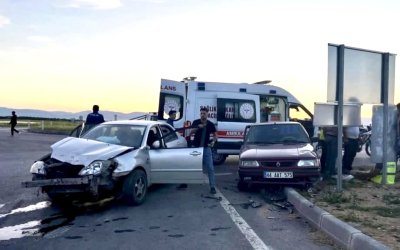 Kuzey Çevreyolu’nda İki Otomobil Çarpıştı: 2 Yaralı