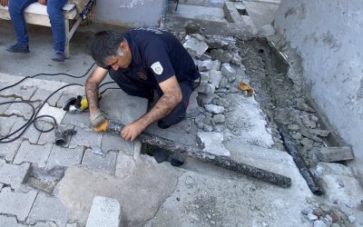 Beton Kırıldı, Boru Kesildi: Yavru Kediye Umut Operasyonu