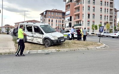 Minibüs ile Hafif Ticari Araç Çarpıştı: 2 Yaralı