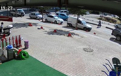 Yaya Geçidinde Zincirleme Tehlike Kamerada: Refüje Çıkıp Karşı Şeride Geçti
