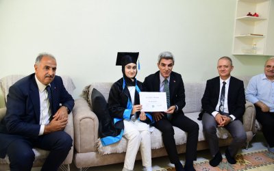 Engelleri Azmiyle Aştı, Mezuniyet Belgesini İl Müdürünün Elinden Aldı