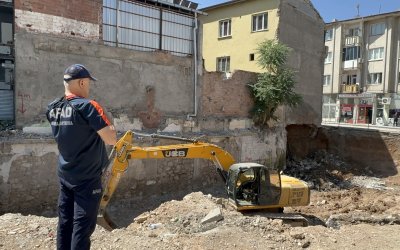 Temel Kazısında Toprak Kaydı, 2 Katlı Ev Tahliye Edildi
