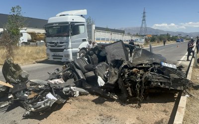 Tıra Arkadan Çarpan Otomobil Hurdaya Döndü: Sürücü Ağır Yaralı