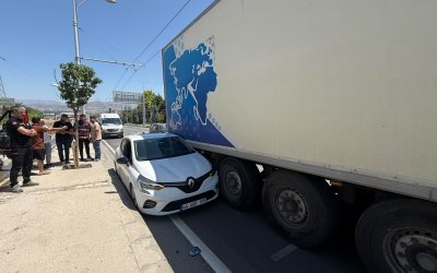 Otomobil Tıra Arkadan Çarptı; Kaza Ucuz Atlatıldı