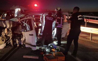 Tek Şeride Düşen Yolda Feci Kaza, İki Araç Kafa Kafaya Çarpıştı