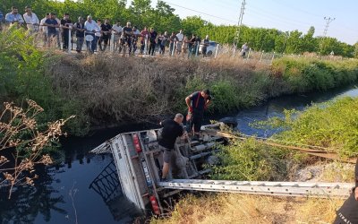 Yem Yüklü Kamyon Sulama Kanalına Devrildi: Sürücü Hayatını Kaybetti