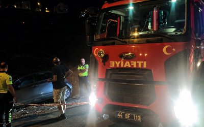 Kontrolden Çıkan Otomobil Kanala Düşmekten Son Anda Kurtarıldı