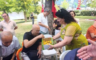 Malatyalılardan Güvenpark’ta Gazi ve Şehit Ailelerine Kayısı Desteği