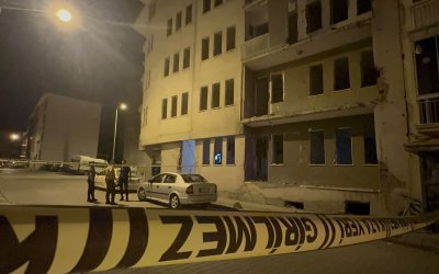 Ağır Hasarlı Binanın Çatısından Atladı, Hayatını Kaybetti