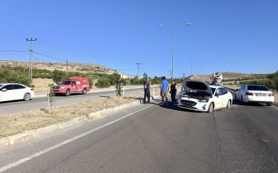 Arguvan Kavşağı’nda Lastik Patladı, Otomobil Karşı Şeride Geçti