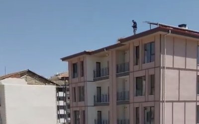 TOKİ Şantiyesinde Alacak İddiası: Çatıya Çıkıp Sesini Duyurmaya Çalıştı