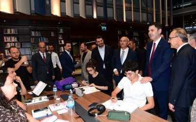 Bakan Kurum Şehir Kütüphanesi’nde Gençlerle Buluştu