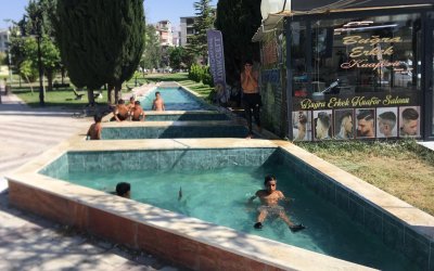 Sıcaktan Bunalan Çocukların Serinlik Adresi Süs Havuzu Oldu