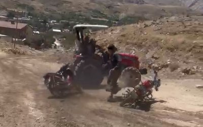 Traktörü Kalabalığın Üzerine Sürdü: Köy Korucusu Ağır Yaralandı