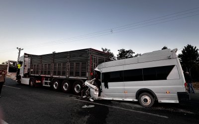 Tarım İşçilerini Taşıyan Minibüs Tırın Altına Girdi: 18 Yaralı