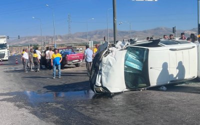 Akçadağ’da İki Otomobil Çarpıştı: 2 Yaralı