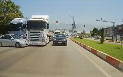 Çevreyolunda Tır ile Otomobil Çarpıştı: O Anlar Kamerada