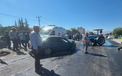 Doğanşehir’de Otomobil Traktöre Çarptı: 3 Yaralı