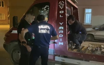 Çekicinin Demir Aksamına Sıkışan Kedi İtfaiye Tarafından Kurtarıldı
