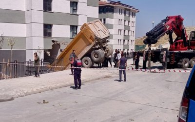 Freni Boşalan Hafriyat Kamyonu TOKİ Konutlarına Çarptı: Sürücü Yaralandı
