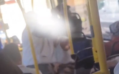 Otobüste “Ücretsiz Ulaşım Kartı” Kavgası Kamerada