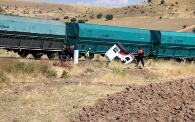 Hemzemin Geçitte Korkutan Çarpışma: Yük Treni Kamyona Çarptı