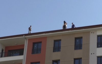 Paralarını Alamayan İşçilerin TOKİ Konutlarının Çatısına Çıktı