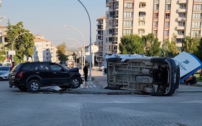 Çarpışmanın Etkisiyle Minibüs Devrildi: 4 Yaralı