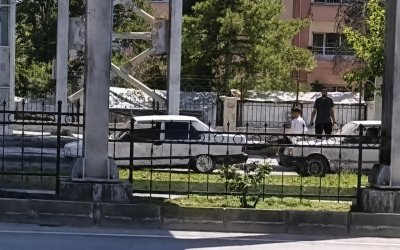 Malatya’da Şaşırtan Manzara: Aracı Ayaklarıyla İtti